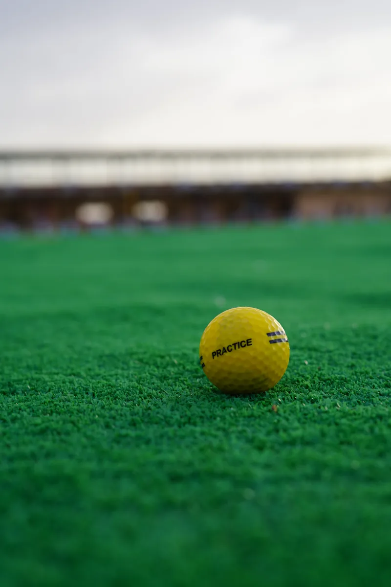 Balle de practice jaune Prime Golf sur green synthétique